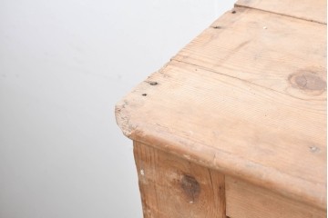 イギリスアンティーク　1920年頃　パイン材　奥行約34cm　素朴な木味が魅力の薄型サイドボード　(R-090005)