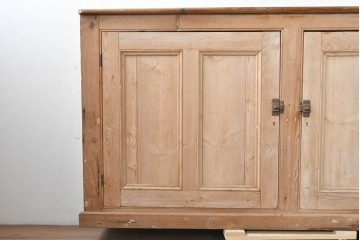 イギリスアンティーク　1920年頃　パイン材　奥行約34cm　素朴な木味が魅力の薄型サイドボード　(R-090005)