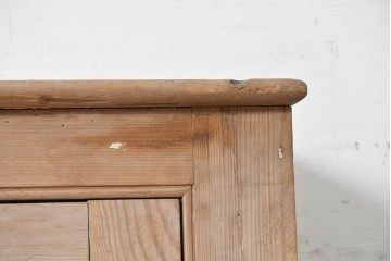 イギリスアンティーク　1920年頃　パイン材　奥行約34cm　素朴な木味が魅力の薄型サイドボード　(R-090005)