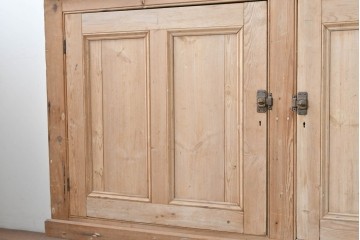 イギリスアンティーク　1920年頃　パイン材　奥行約34cm　素朴な木味が魅力の薄型サイドボード　(R-090005)