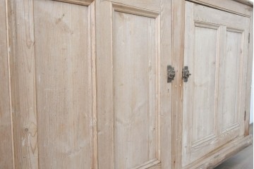 イギリスアンティーク　1920年頃　パイン材　奥行約34cm　素朴な木味が魅力の薄型サイドボード　(R-090005)