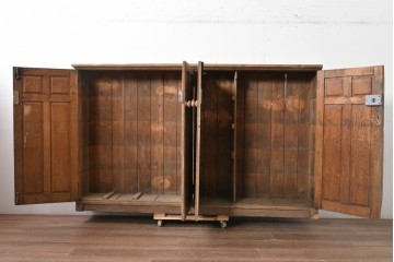 イギリスアンティーク　1920年から1930年頃　オーク材　奥行約29cmの薄型!　素朴な風合いの4枚扉キャビネット　(R-090006)