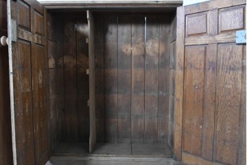 イギリスアンティーク　1920年から1930年頃　オーク材　奥行約29cmの薄型!　素朴な風合いの4枚扉キャビネット　(R-090006)