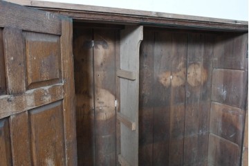 イギリスアンティーク　1920年から1930年頃　オーク材　奥行約29cmの薄型!　素朴な風合いの4枚扉キャビネット　(R-090006)