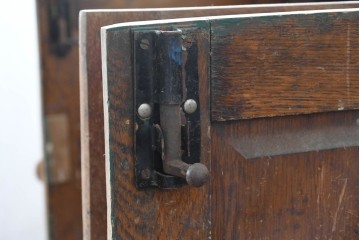 イギリスアンティーク　1920年から1930年頃　オーク材　奥行約29cmの薄型!　素朴な風合いの4枚扉キャビネット　(R-090006)