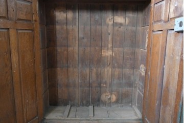 イギリスアンティーク　1920年から1930年頃　オーク材　奥行約29cmの薄型!　素朴な風合いの4枚扉キャビネット　(R-090006)