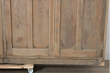 イギリスアンティーク　1920年から1930年頃　オーク材　奥行約29cmの薄型!　素朴な風合いの4枚扉キャビネット　(R-090006)