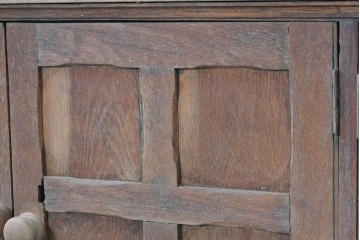 イギリスアンティーク　1920年から1930年頃　オーク材　奥行約29cmの薄型!　素朴な風合いの4枚扉キャビネット　(R-090006)