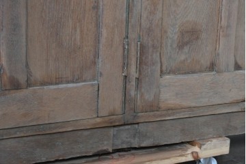 イギリスアンティーク　1920年から1930年頃　オーク材　奥行約29cmの薄型!　素朴な風合いの4枚扉キャビネット　(R-090006)