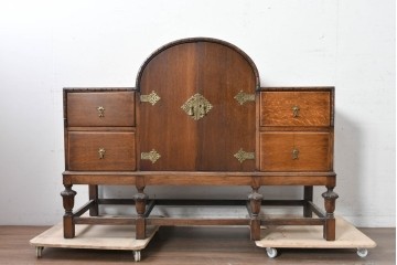 イギリスアンティーク　1930年頃　希少デザイン!!　アールデコ　オーク材　優美なアーチ型フォルムと装飾金具が気品を添えるドリンクキャビネット　(R-090008)
