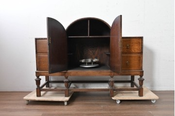 イギリスアンティーク　1930年頃　希少デザイン!!　アールデコ　オーク材　優美なアーチ型フォルムと装飾金具が気品を添えるドリンクキャビネット　(R-090008)