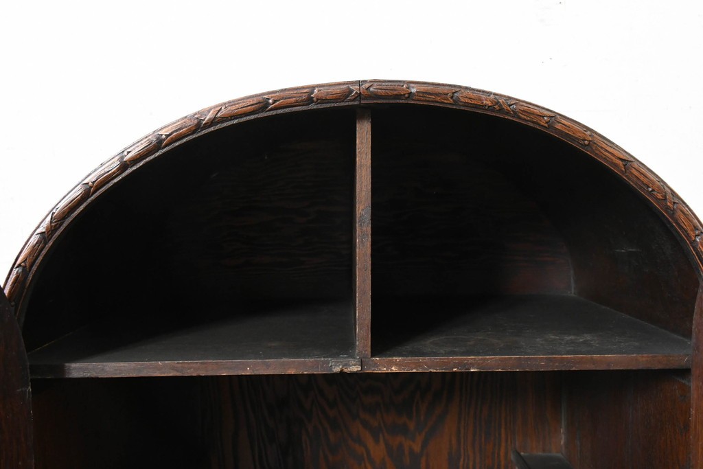 イギリスアンティーク　1930年頃　希少デザイン!!　アールデコ　オーク材　優美なアーチ型フォルムと装飾金具が気品を添えるドリンクキャビネット　(R-090008)