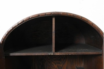 イギリスアンティーク　1930年頃　希少デザイン!!　アールデコ　オーク材　優美なアーチ型フォルムと装飾金具が気品を添えるドリンクキャビネット　(R-090008)