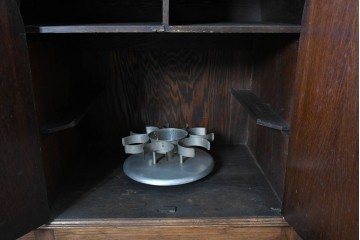 イギリスアンティーク　1930年頃　希少デザイン!!　アールデコ　オーク材　優美なアーチ型フォルムと装飾金具が気品を添えるドリンクキャビネット　(R-090008)