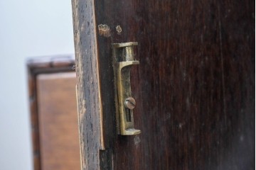 イギリスアンティーク　1930年頃　希少デザイン!!　アールデコ　オーク材　優美なアーチ型フォルムと装飾金具が気品を添えるドリンクキャビネット　(R-090008)