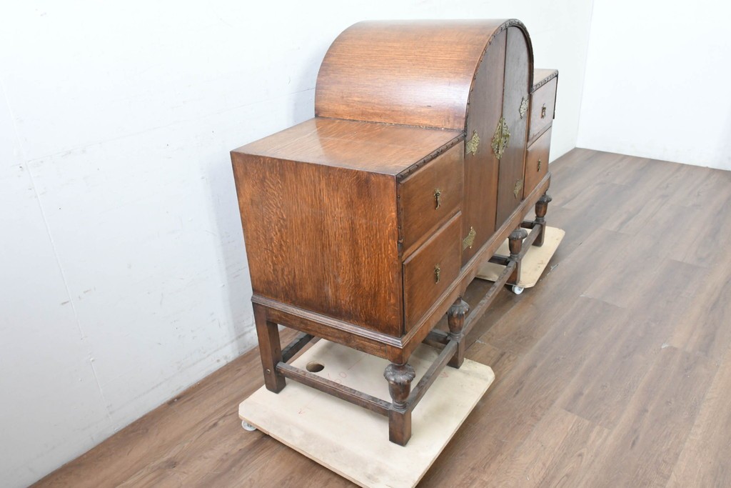 イギリスアンティーク　1930年頃　希少デザイン!!　アールデコ　オーク材　優美なアーチ型フォルムと装飾金具が気品を添えるドリンクキャビネット　(R-090008)