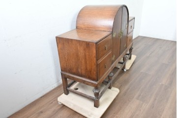 イギリスアンティーク　1930年頃　希少デザイン!!　アールデコ　オーク材　優美なアーチ型フォルムと装飾金具が気品を添えるドリンクキャビネット　(R-090008)