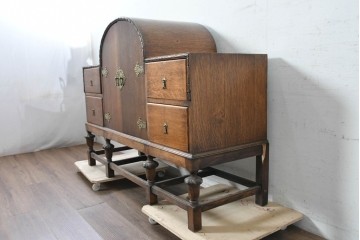 イギリスアンティーク　1930年頃　希少デザイン!!　アールデコ　オーク材　優美なアーチ型フォルムと装飾金具が気品を添えるドリンクキャビネット　(R-090008)