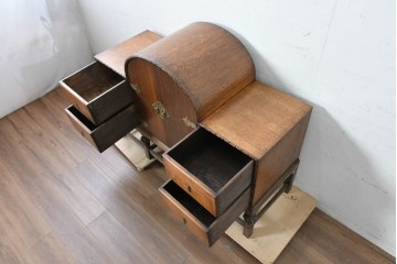 イギリスアンティーク　1930年頃　希少デザイン!!　アールデコ　オーク材　優美なアーチ型フォルムと装飾金具が気品を添えるドリンクキャビネット　(R-090008)