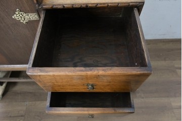 イギリスアンティーク　1930年頃　希少デザイン!!　アールデコ　オーク材　優美なアーチ型フォルムと装飾金具が気品を添えるドリンクキャビネット　(R-090008)