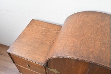 イギリスアンティーク　1930年頃　希少デザイン!!　アールデコ　オーク材　優美なアーチ型フォルムと装飾金具が気品を添えるドリンクキャビネット　(R-090008)