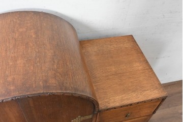 イギリスアンティーク　1930年頃　希少デザイン!!　アールデコ　オーク材　優美なアーチ型フォルムと装飾金具が気品を添えるドリンクキャビネット　(R-090008)
