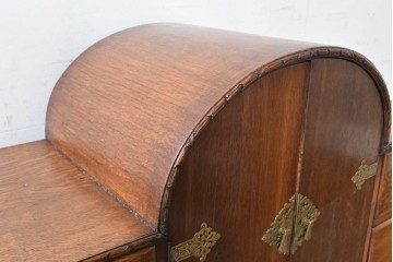 イギリスアンティーク　1930年頃　希少デザイン!!　アールデコ　オーク材　優美なアーチ型フォルムと装飾金具が気品を添えるドリンクキャビネット　(R-090008)