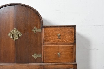 イギリスアンティーク　1930年頃　希少デザイン!!　アールデコ　オーク材　優美なアーチ型フォルムと装飾金具が気品を添えるドリンクキャビネット　(R-090008)