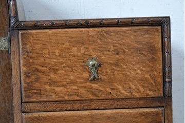 イギリスアンティーク　1930年頃　希少デザイン!!　アールデコ　オーク材　優美なアーチ型フォルムと装飾金具が気品を添えるドリンクキャビネット　(R-090008)