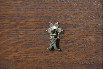 イギリスアンティーク　1930年頃　希少デザイン!!　アールデコ　オーク材　優美なアーチ型フォルムと装飾金具が気品を添えるドリンクキャビネット　(R-090008)
