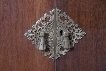 イギリスアンティーク　1930年頃　希少デザイン!!　アールデコ　オーク材　優美なアーチ型フォルムと装飾金具が気品を添えるドリンクキャビネット　(R-090008)