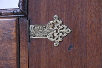 イギリスアンティーク　1930年頃　希少デザイン!!　アールデコ　オーク材　優美なアーチ型フォルムと装飾金具が気品を添えるドリンクキャビネット　(R-090008)