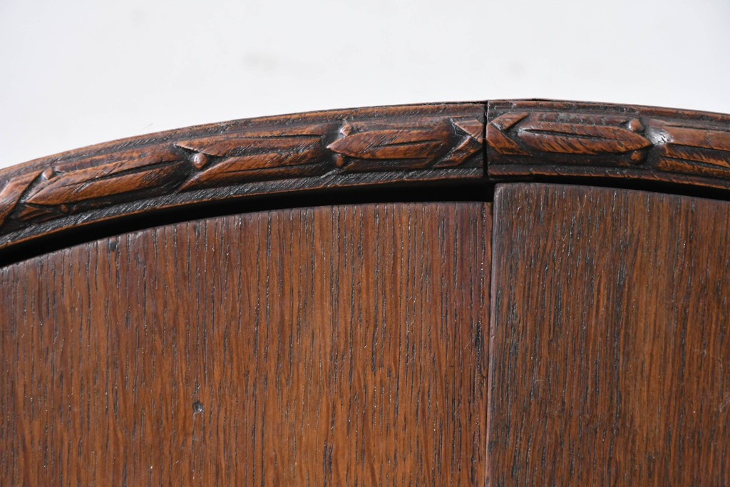 イギリスアンティーク　1930年頃　希少デザイン!!　アールデコ　オーク材　優美なアーチ型フォルムと装飾金具が気品を添えるドリンクキャビネット　(R-090008)