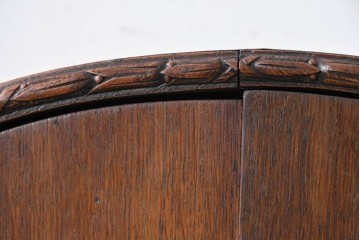 イギリスアンティーク　1930年頃　希少デザイン!!　アールデコ　オーク材　優美なアーチ型フォルムと装飾金具が気品を添えるドリンクキャビネット　(R-090008)