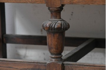 イギリスアンティーク　1930年頃　希少デザイン!!　アールデコ　オーク材　優美なアーチ型フォルムと装飾金具が気品を添えるドリンクキャビネット　(R-090008)