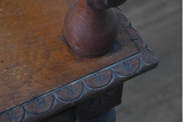 イギリスアンティーク　 1840年から1880年頃　オーク材　花彫刻と縦溝装飾が美しいベンチ　(R-090014)