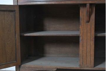 イギリスアンティーク　1900年から1910年頃　オーク材　繊細な木彫り装飾が魅力のミラーバックキャビネット　(R-090016)