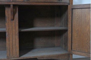 イギリスアンティーク　1900年から1910年頃　オーク材　繊細な木彫り装飾が魅力のミラーバックキャビネット　(R-090016)