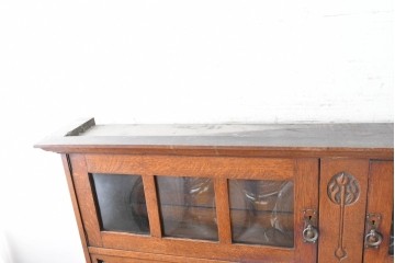 イギリスアンティーク　1900年から1910年頃　オーク材　繊細な木彫り装飾が魅力のミラーバックキャビネット　(R-090016)
