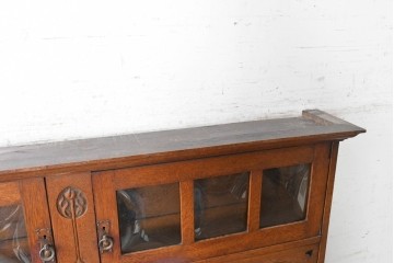 イギリスアンティーク　1900年から1910年頃　オーク材　繊細な木彫り装飾が魅力のミラーバックキャビネット　(R-090016)
