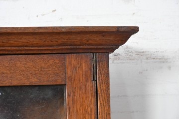 イギリスアンティーク　1900年から1910年頃　オーク材　繊細な木彫り装飾が魅力のミラーバックキャビネット　(R-090016)
