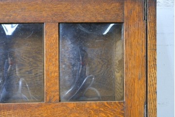 イギリスアンティーク　1900年から1910年頃　オーク材　繊細な木彫り装飾が魅力のミラーバックキャビネット　(R-090016)