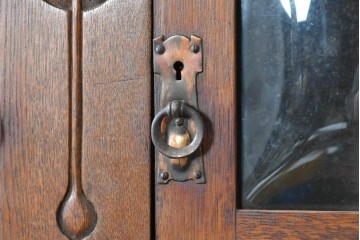 イギリスアンティーク　1900年から1910年頃　オーク材　繊細な木彫り装飾が魅力のミラーバックキャビネット　(R-090016)