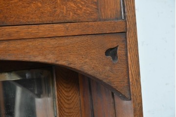 イギリスアンティーク　1900年から1910年頃　オーク材　繊細な木彫り装飾が魅力のミラーバックキャビネット　(R-090016)