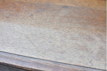 イギリスアンティーク　1900年から1910年頃　オーク材　繊細な木彫り装飾が魅力のミラーバックキャビネット　(R-090016)