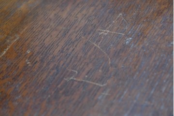 イギリスアンティーク　1900年から1910年頃　オーク材　繊細な木彫り装飾が魅力のミラーバックキャビネット　(R-090016)