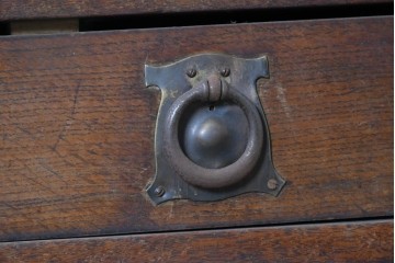 イギリスアンティーク　1900年から1910年頃　オーク材　繊細な木彫り装飾が魅力のミラーバックキャビネット　(R-090016)
