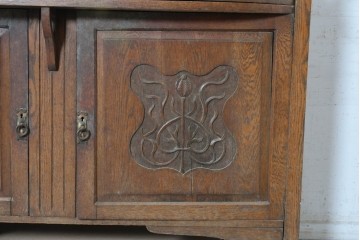 イギリスアンティーク　1900年から1910年頃　オーク材　繊細な木彫り装飾が魅力のミラーバックキャビネット　(R-090016)