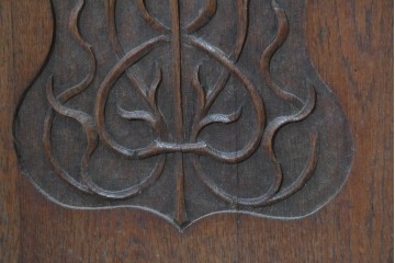 イギリスアンティーク　1900年から1910年頃　オーク材　繊細な木彫り装飾が魅力のミラーバックキャビネット　(R-090016)