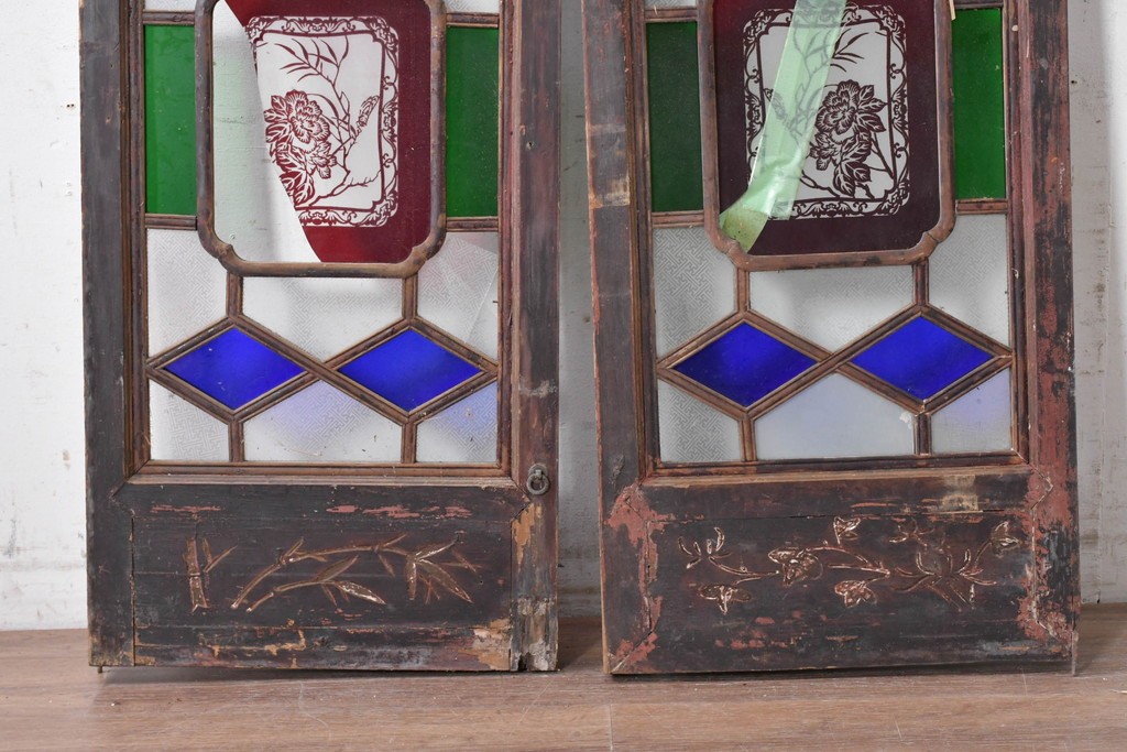 中国アンティーク建具　1920年から1940年頃　青と緑の色ガラスが印象的な両開き窓2枚(1対)セット　(R-090017)